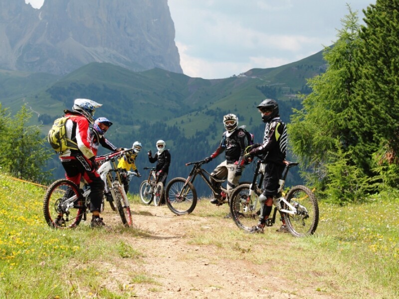 Gruppo di bikers su un trail di montagna