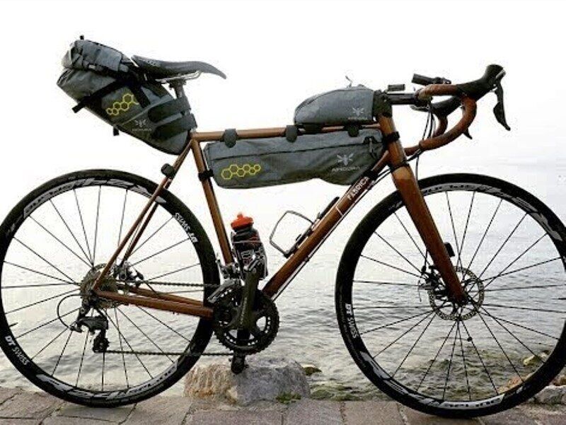 bici gravel con borse da bikepacking