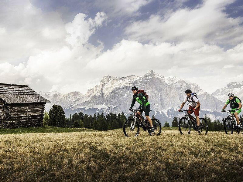 bikers in fila durante un corso guide