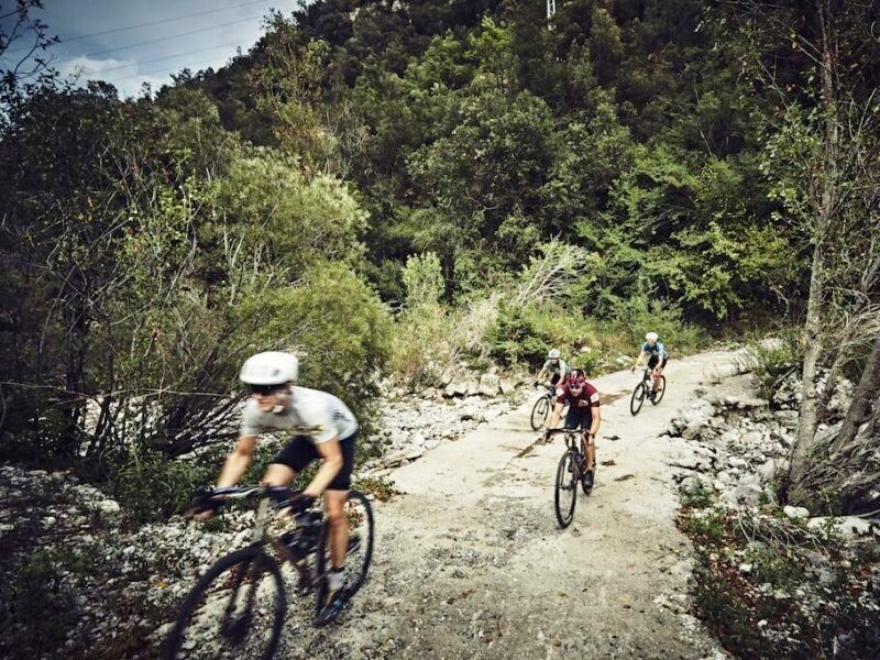 bici gravel su percorso poco tecnico