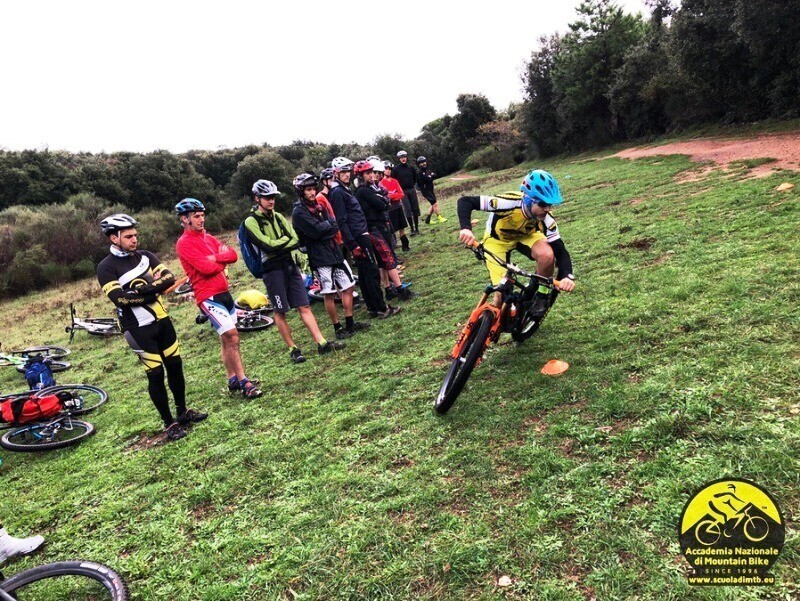 istruttore e allievi - tecnica di guida mtb